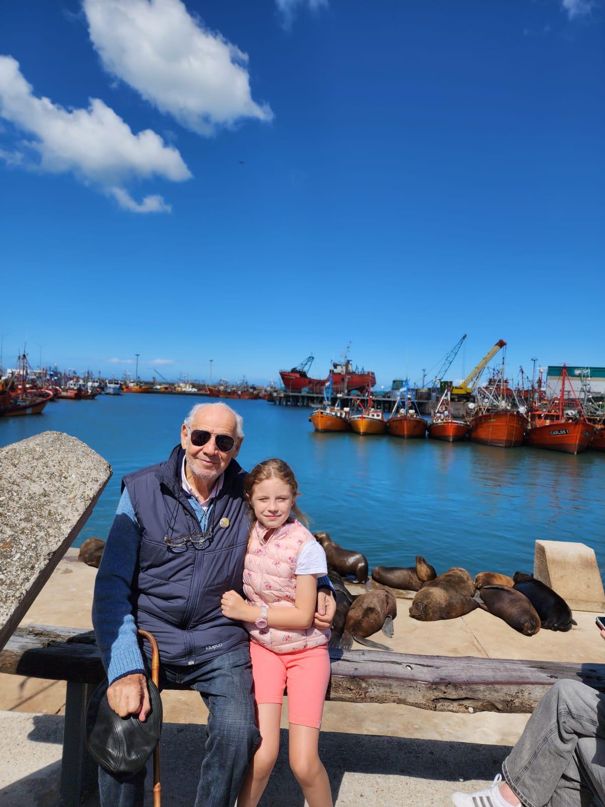 Un momento de afecto junto al puerto de Mar del Plata