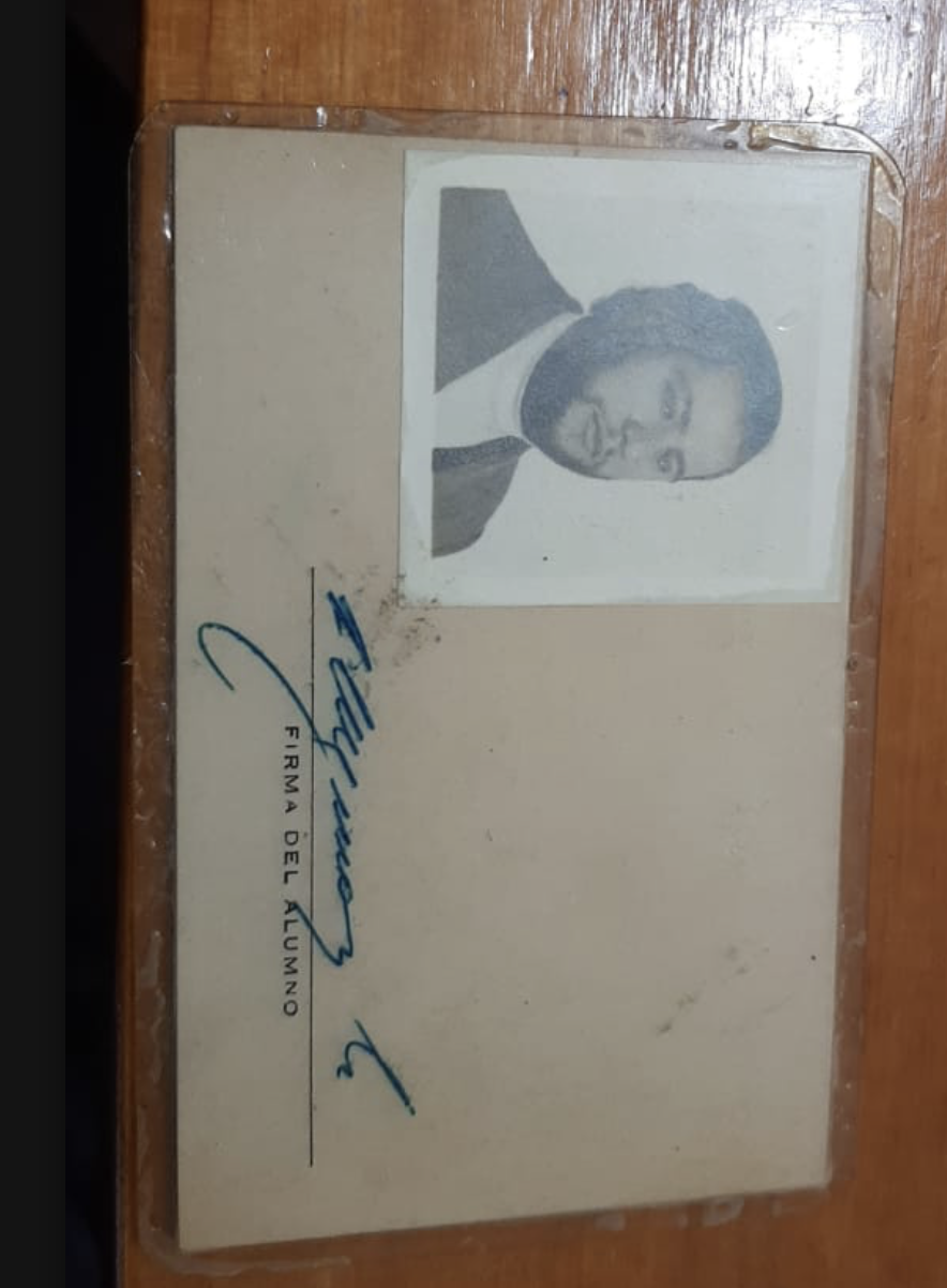 Reverso de la credencial del Método CONTAL con fotografía y firma de Mario Roberto Gluzman
