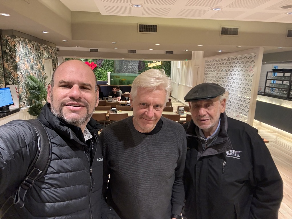 Mauro, Mario y un amigo reunidos para comer y conversar