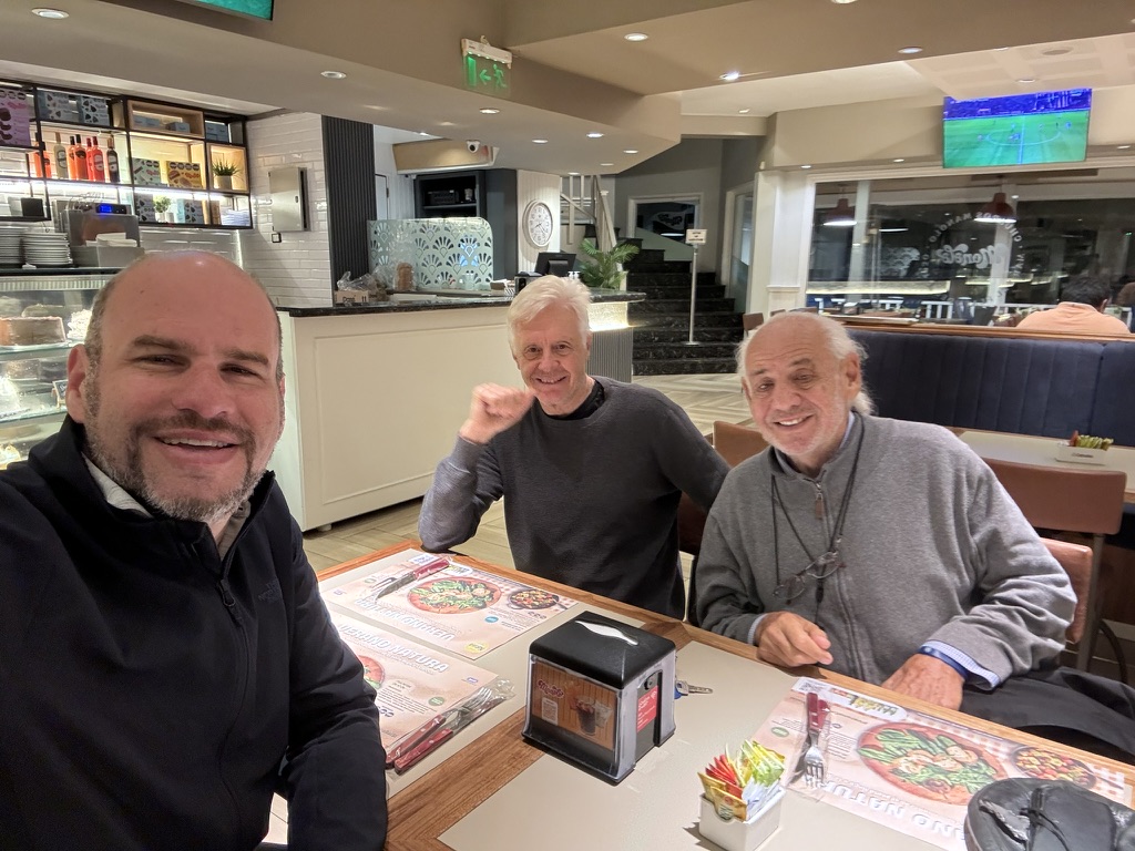 Mauro, Mario y un amigo compartiendo una comida