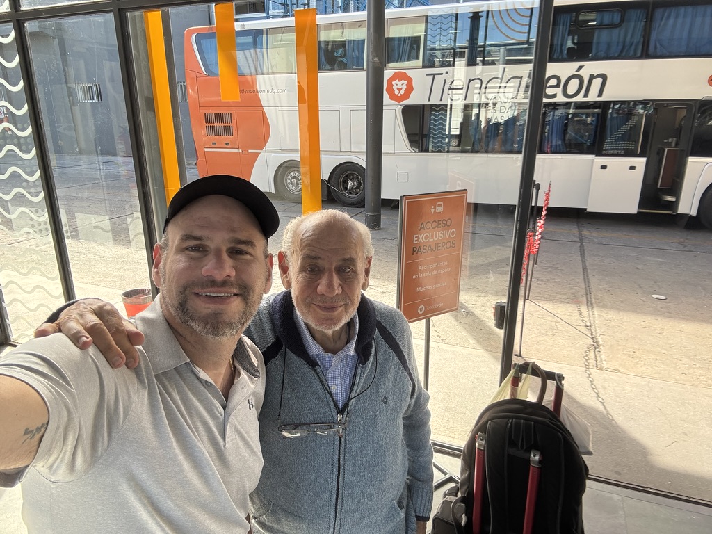 Mauro y Mario reencontrándose en la terminal de autobuses, el 6 de enero de 2025