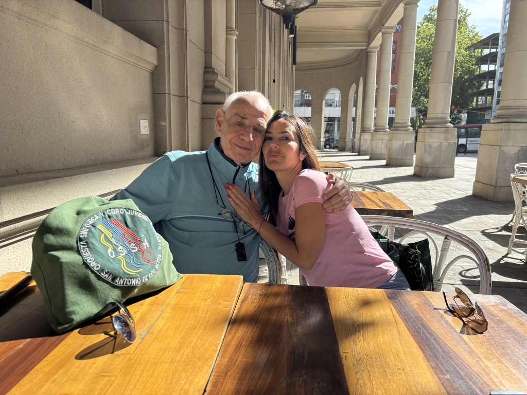Mario junto a la esposa de Mauro durante un encuentro en Mar del Plata, el 18 de febrero de 2025