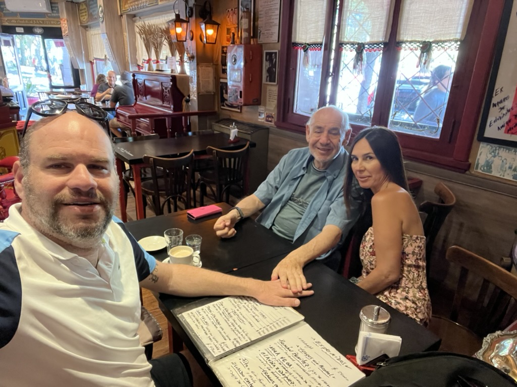 Mauro, Mario y Annie reunidos en Pan y Manteca, Mar del Plata, el 12 de enero de 2024