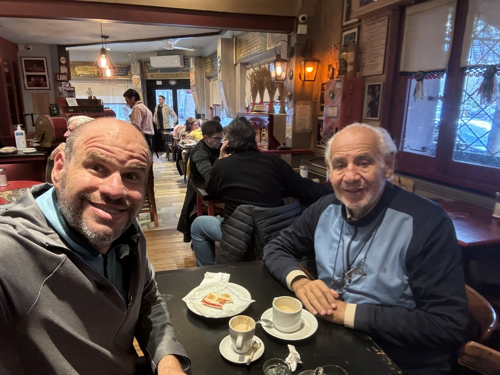 Mauro y Mario tomando café con medialunas en Honey, el 11 de septiembre de 2024