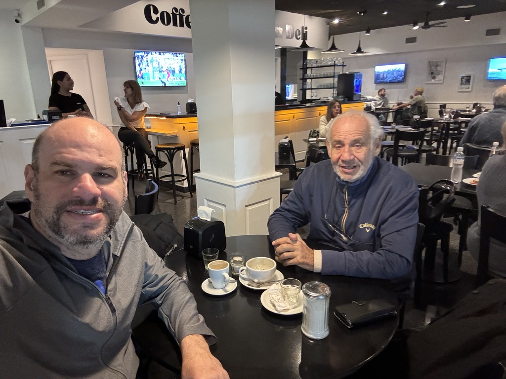 Mauro y Mario conversando en el café Honey de Güemes, Mar del Plata, el 16 de septiembre de 2024
