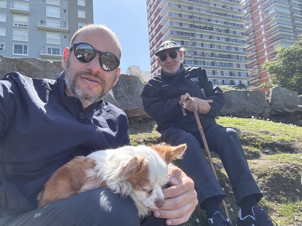 Mauro, Mario y Twinkie en el Parque San Martín, el 5 de octubre de 2024