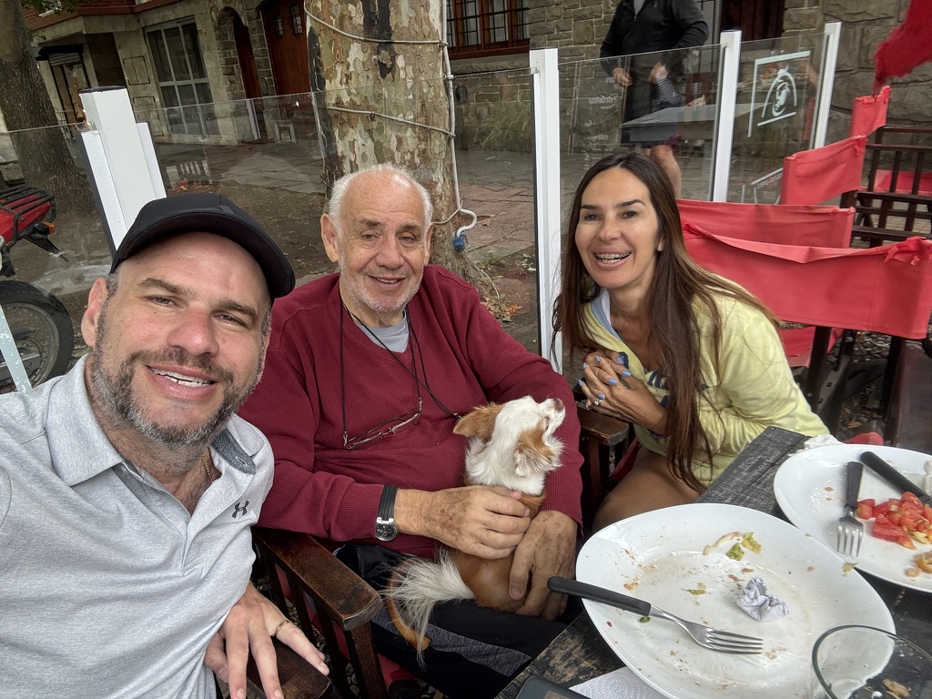 Mauro, Mario y la esposa de Mauro durante un almuerzo el 1 de febrero de 2025
